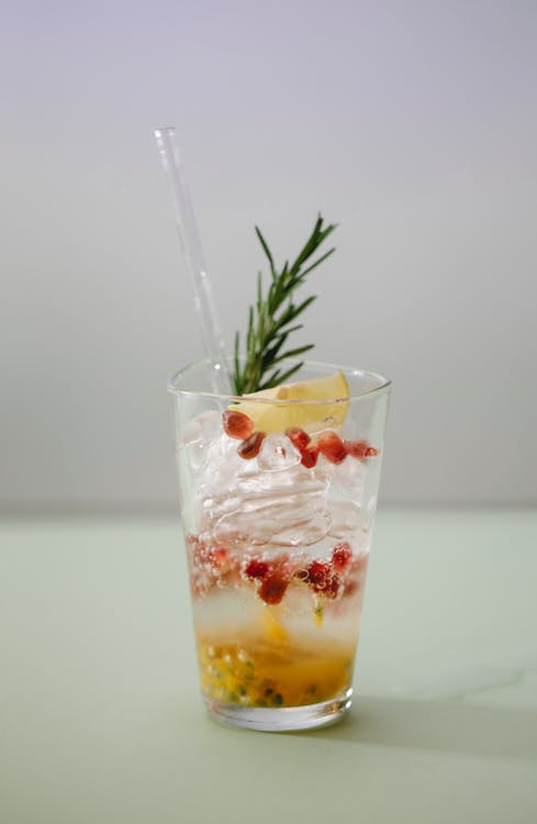 Cocktail med rosmarin og tranebær