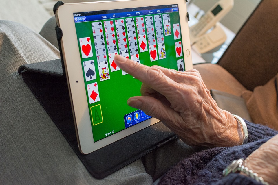 ældre dame spiller kabale på tablet