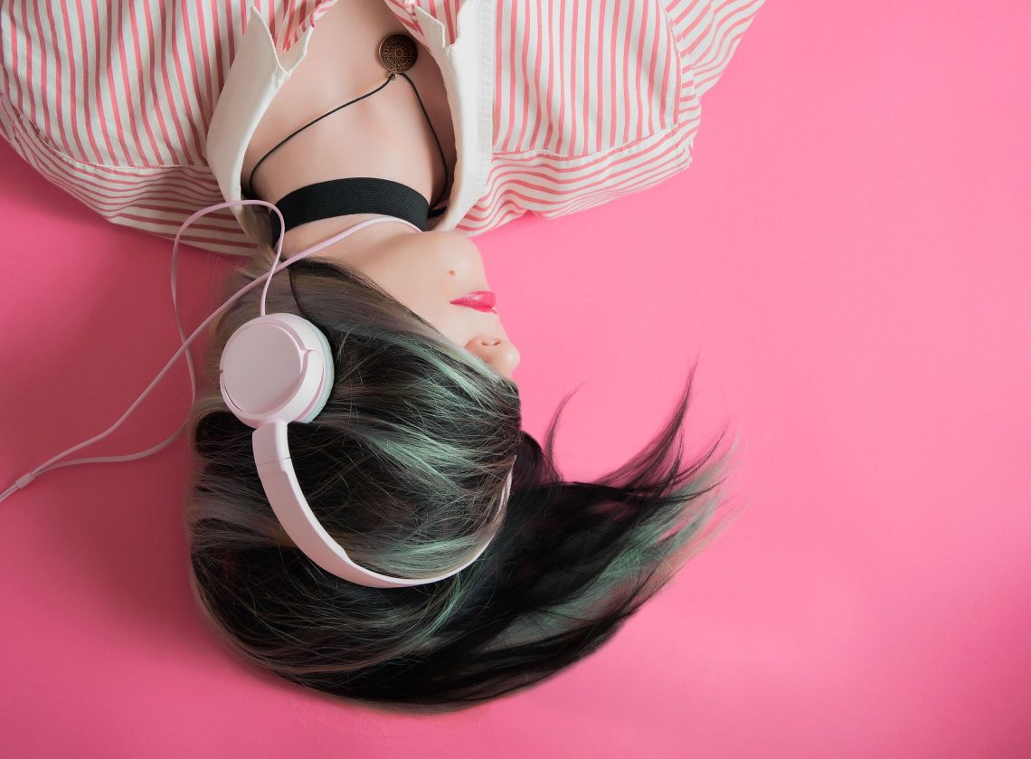 Pige lytter til musik