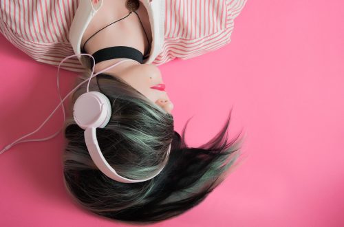 Pige lytter til musik