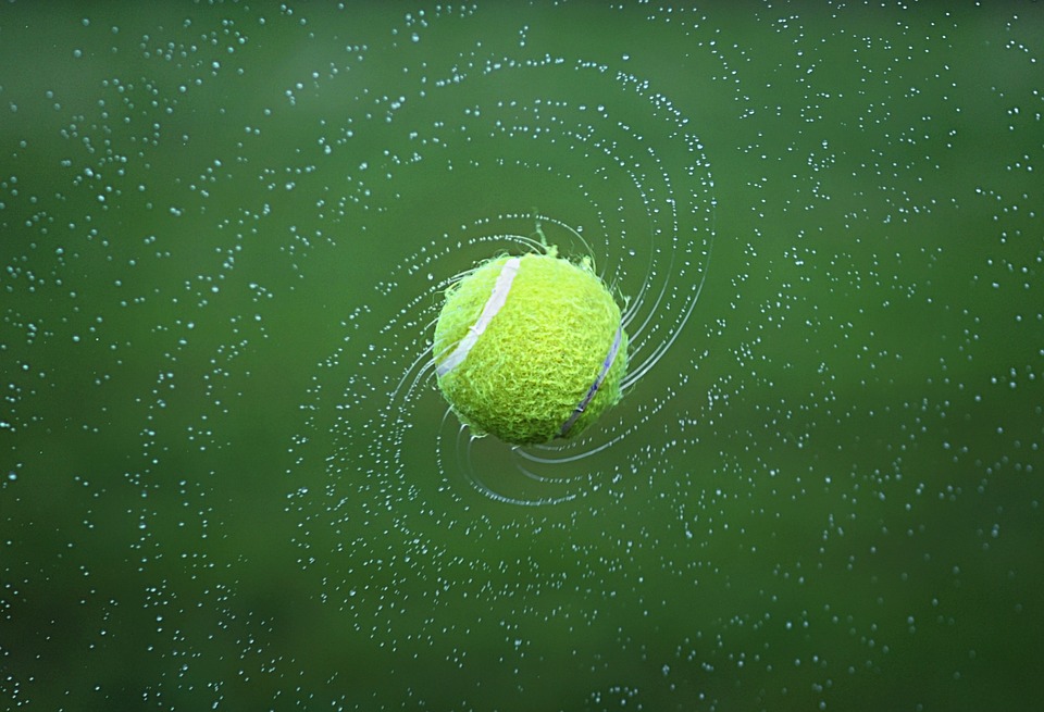 tennisbold i luften